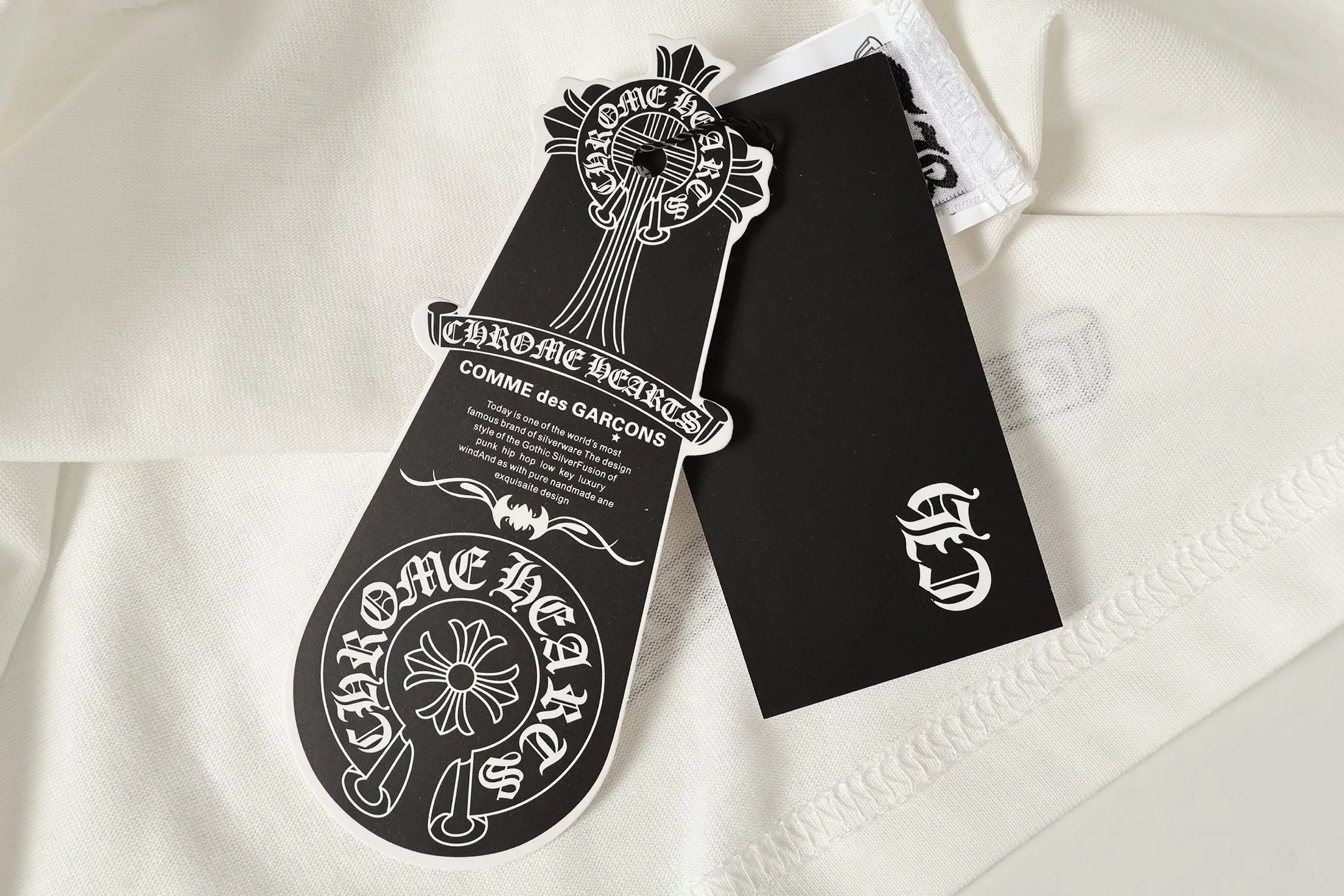 P150 Cross-border running quantity model, please do not place an order if you are pursuing quality - Chrome Hearts/Chrome Heart Cross Sanskrit short-sleeved T-shirt - High weight, high density and high quality. The wool is soft, delicate and skin-friendly. It feels soft and silky. It has excellent warmth and skin-friendly properties. - Customized weaving and dyeing, no color difference. No matter the fabric or workmanship details, it is better than the ordinary version on the market. -Colour: black white -Size: S M L XL